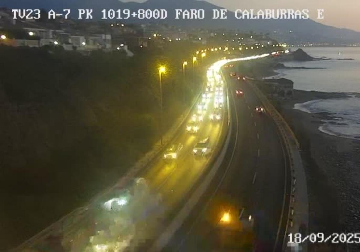 Un accidente múltiple deja ocho kilómetros de atascos a la altura del Faro de Calaburras