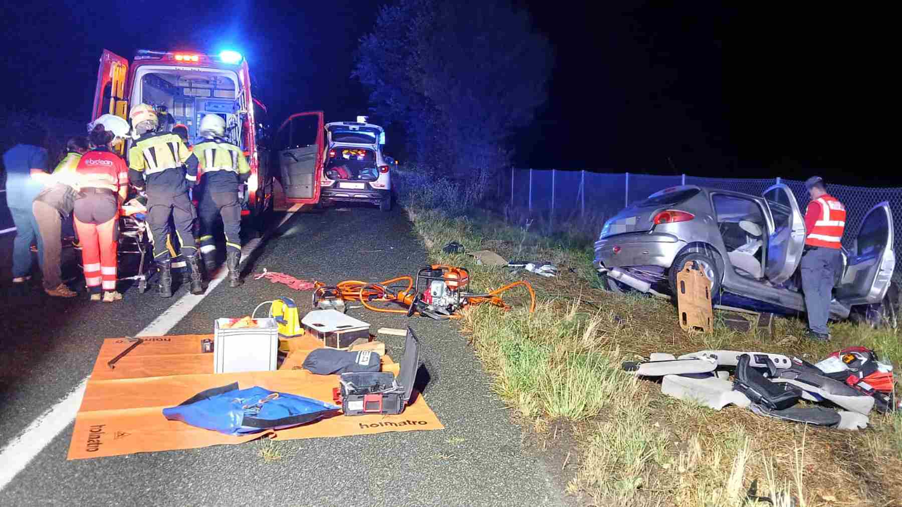 Brutal choque entre un coche y un camión en una autovía en Navarra: hay un hombre de 37 años herido