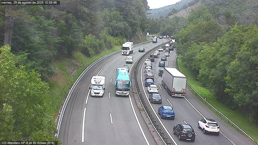 Accidente en la AP-8 en Deba provoca dos kilómetros de retenciones en sentido Bilbao