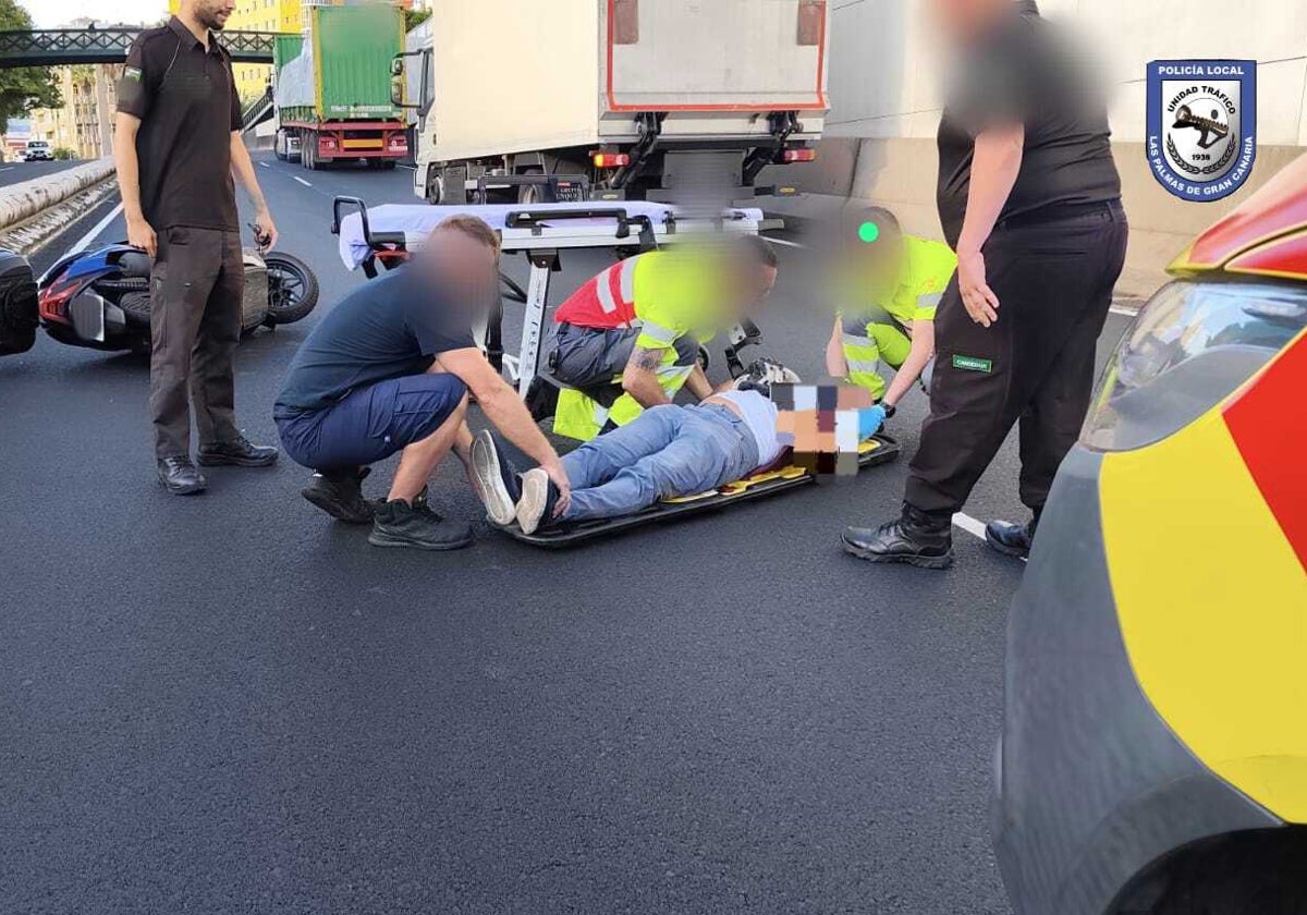 Una colisión entre una moto y un camión provoca largas retenciones en la Avenida Marítima