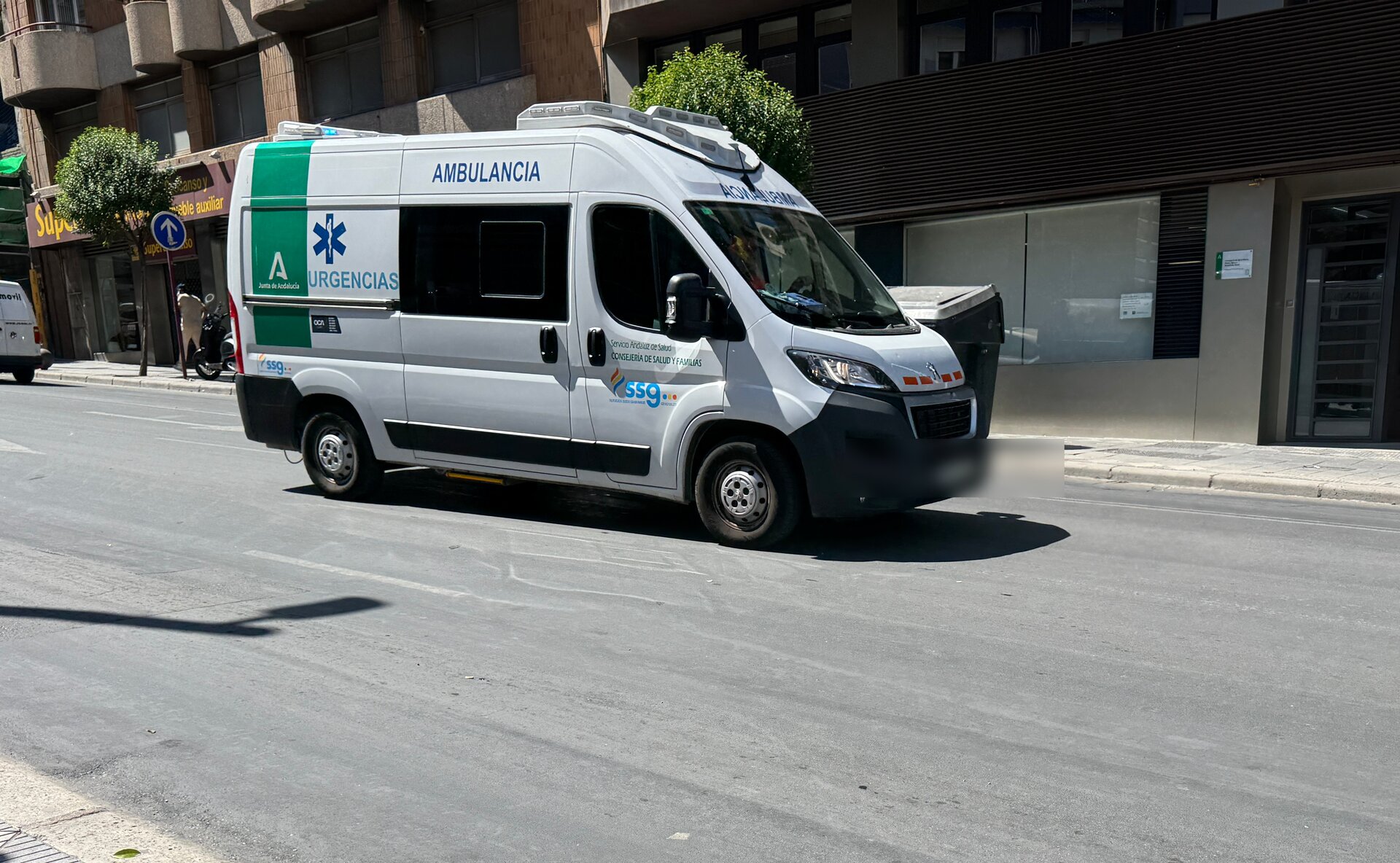 Herido grave un trabajador traer caer desde el tejado de una nave