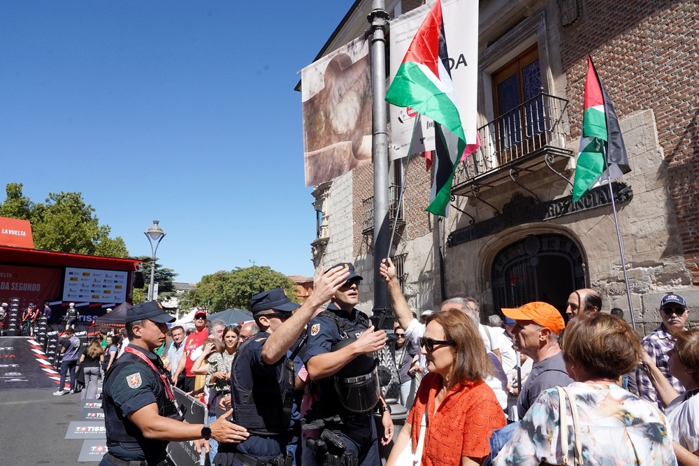 Piden identificación en la Vuelta al portavoz de Podemos