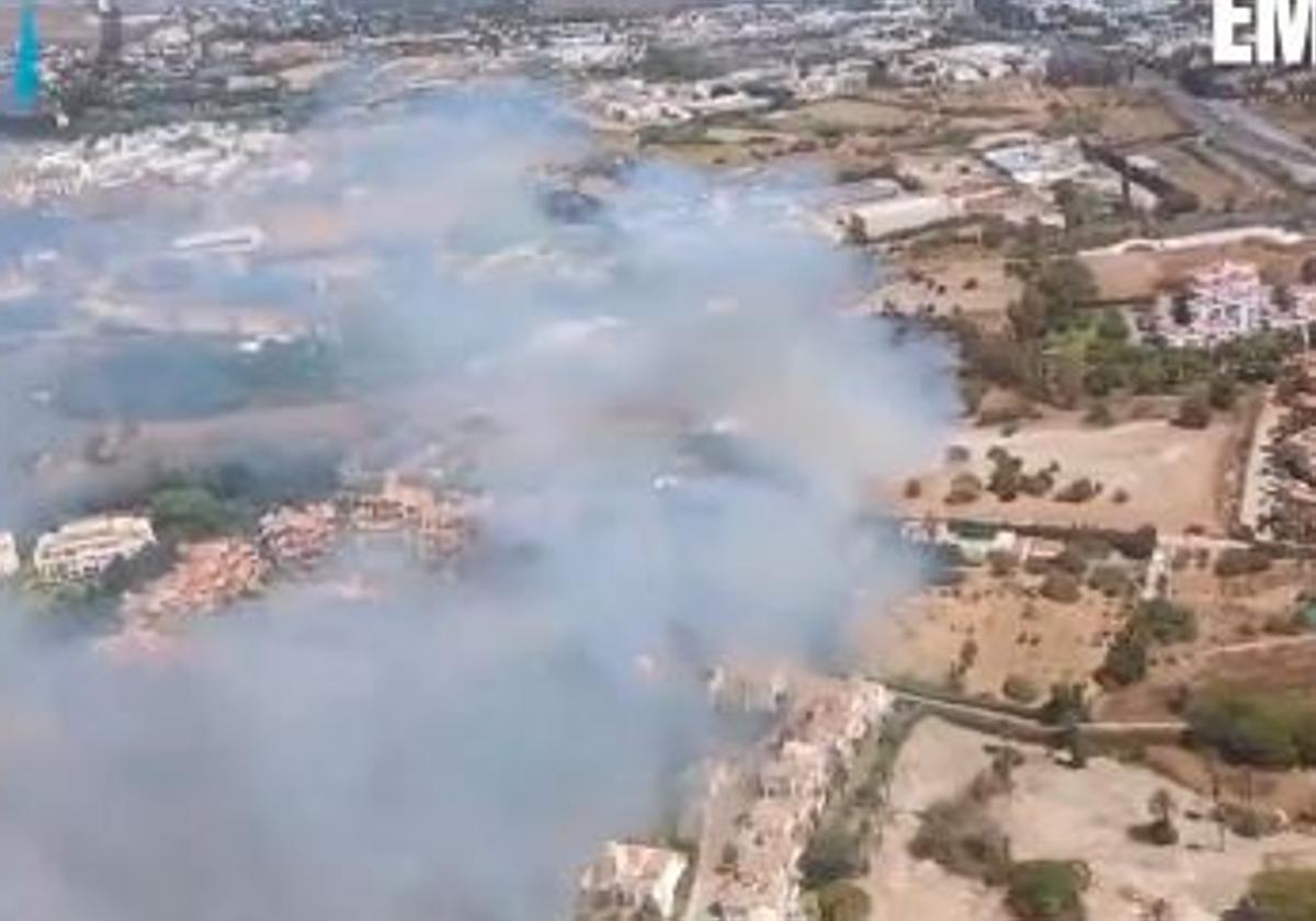 El incendio en el paraje Valle Pederín de Estepona obliga al desalojo de vecinos