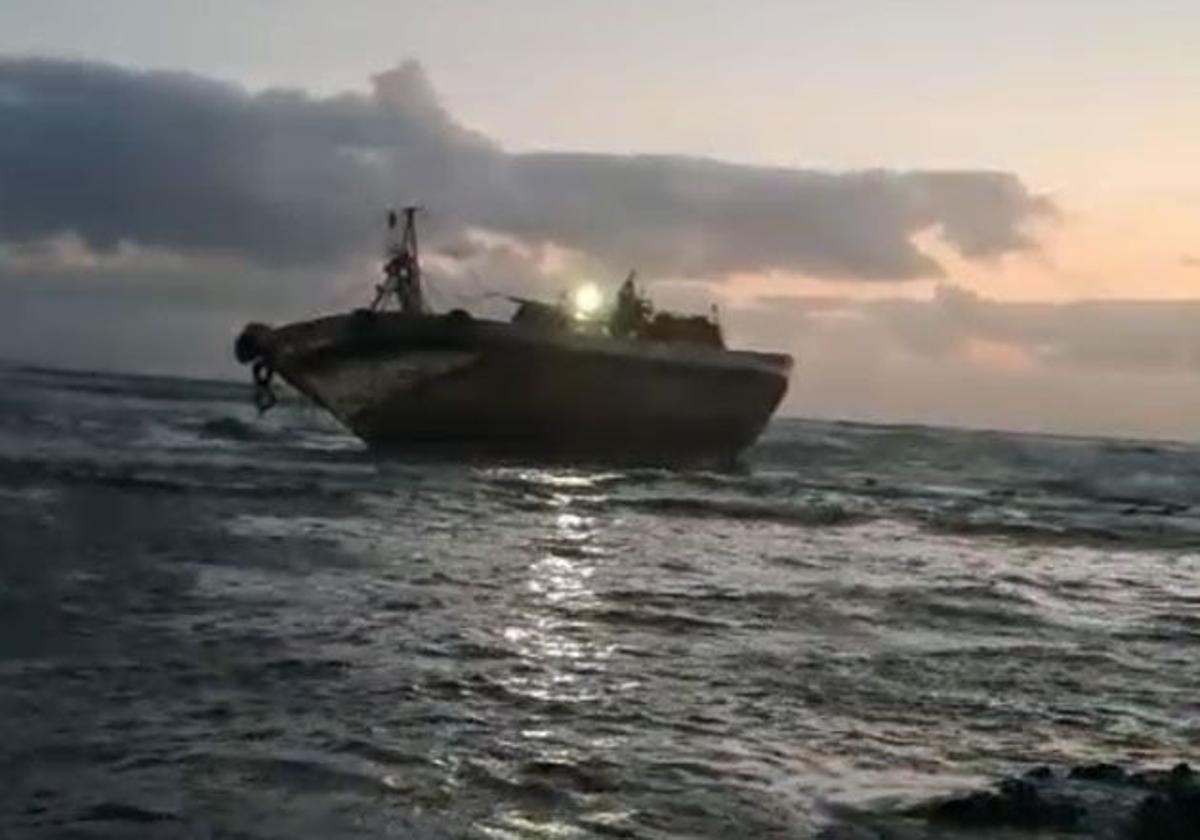 Atunero encallado en el Charco de la Condesa: operativo de rescate en curso