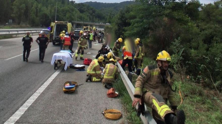 Un autobús con más de 60 pasajeros vuelca en Barcelona: hay al menos tres heridos graves