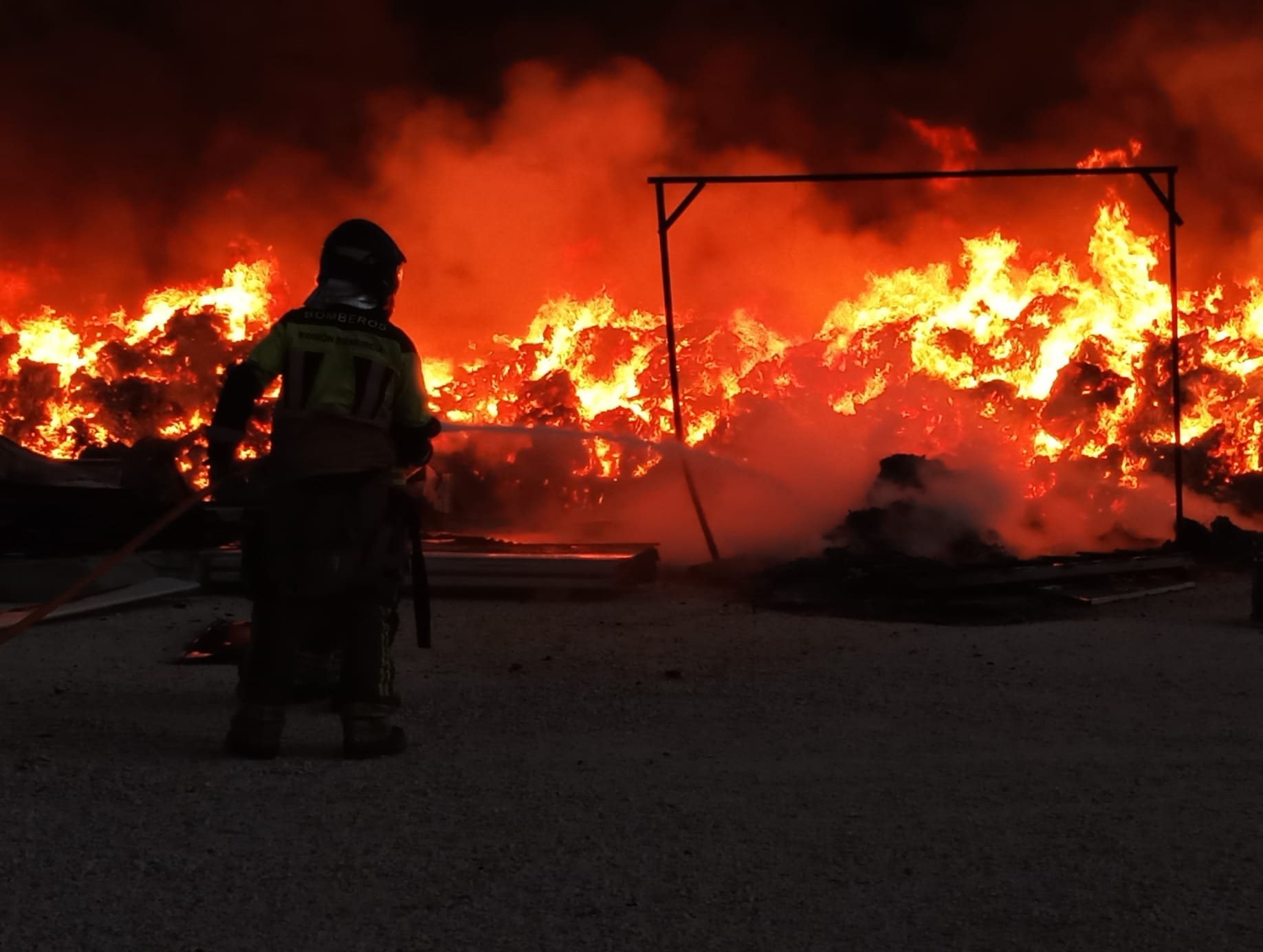 Controlado un incendio en el exterior de una planta de reciclaje en Fortuna