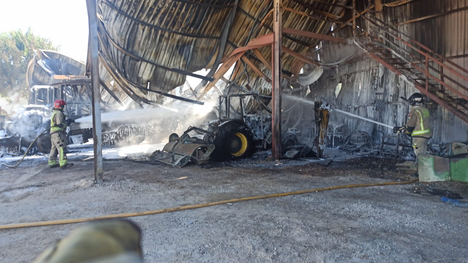 Extinguen el incendio de dos máquinas agrícolas en una finca privada de Ceutí