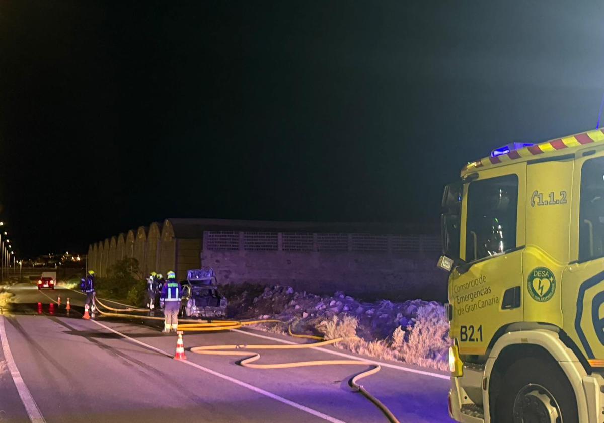 Bomberos logran extinguir incendio de vehículo en la playa de Vargas sin heridos