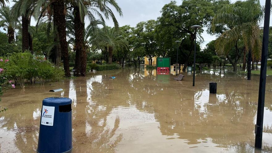 Dos personas desaparecidas tras ser arrastrado su coche por las tormentas en Barcelona