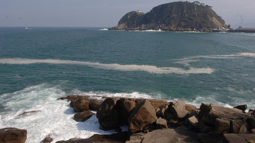 Retiran y llevan al puerto de Getaria una 'red fantasma' enganchada en el fondo marino