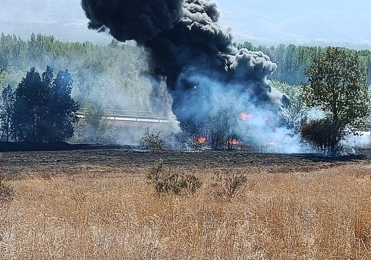 Camión con carga de neumáticos usados arde en Burgos tras accidente en carretera