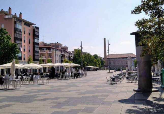 Caos en la plaza de Cal Font de Igualada: una pelea entre quince personas acaba con una detenida por agredir a los Mossos