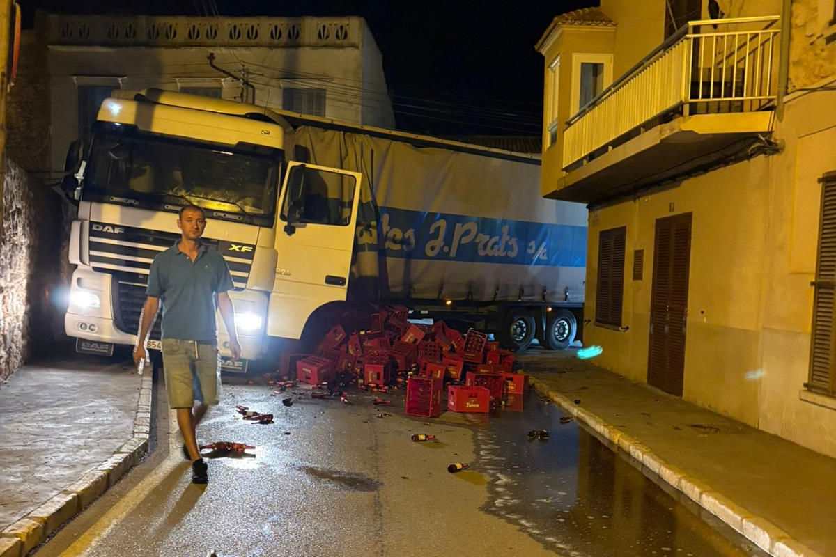 Son Servera, un pequeño pueblo de Mallorca, colapsado al quedarse atascado un camión y perder su carga
