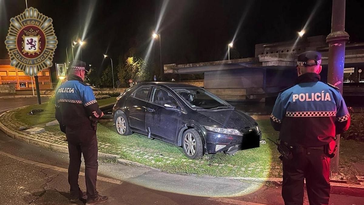 El vehículo accidentado dentro de la glorieta de Pinilla