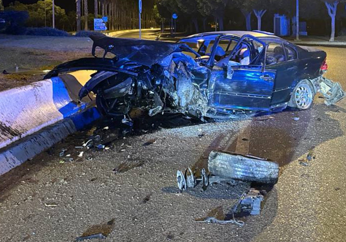 Conductor ebrio a gran velocidad choca contra rotonda en Vélez-Málaga: vehículo destrozado y herido leve