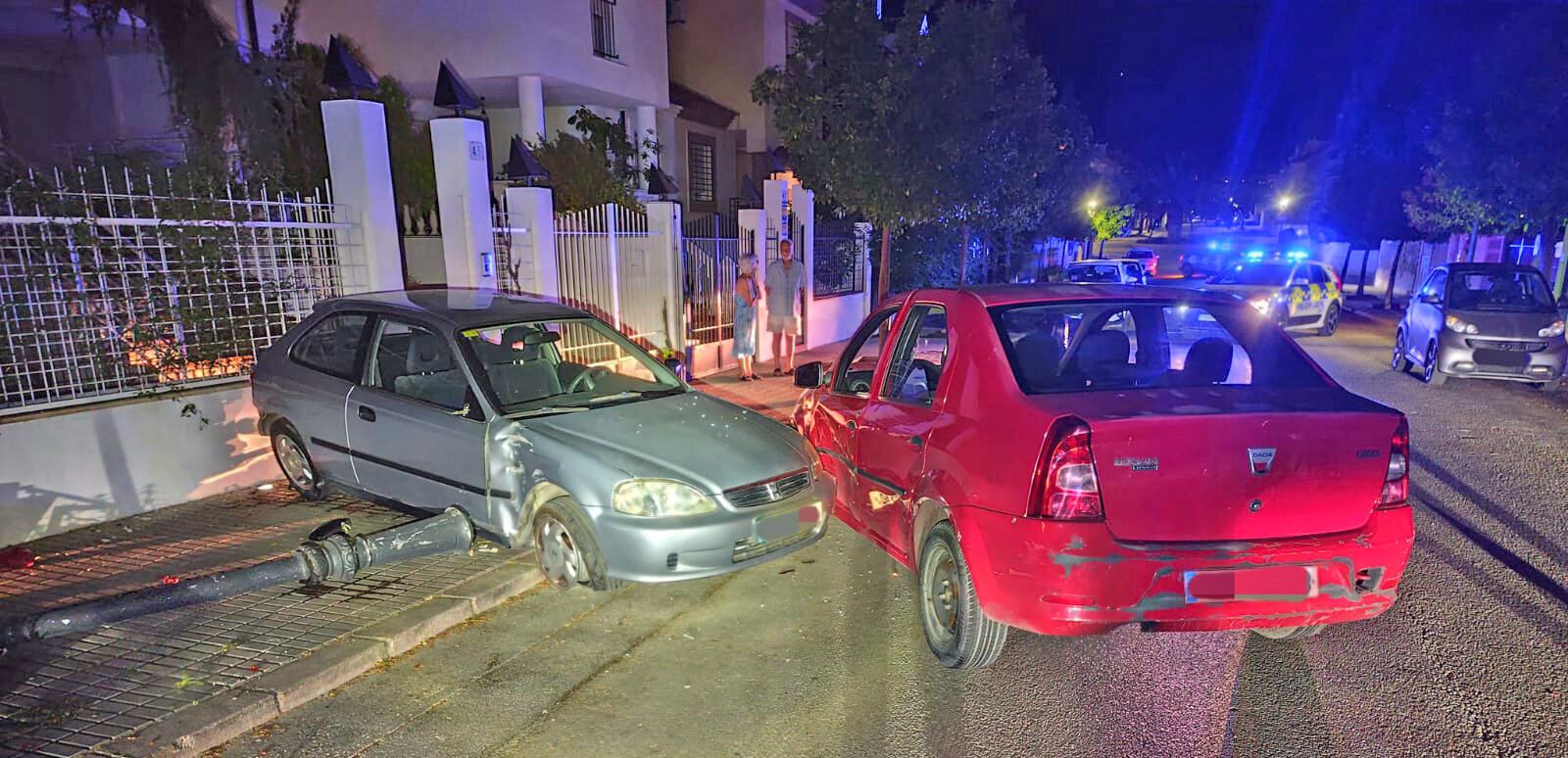 Conductor ebrio causa destrozos en urbanización Azahar de Jaén
