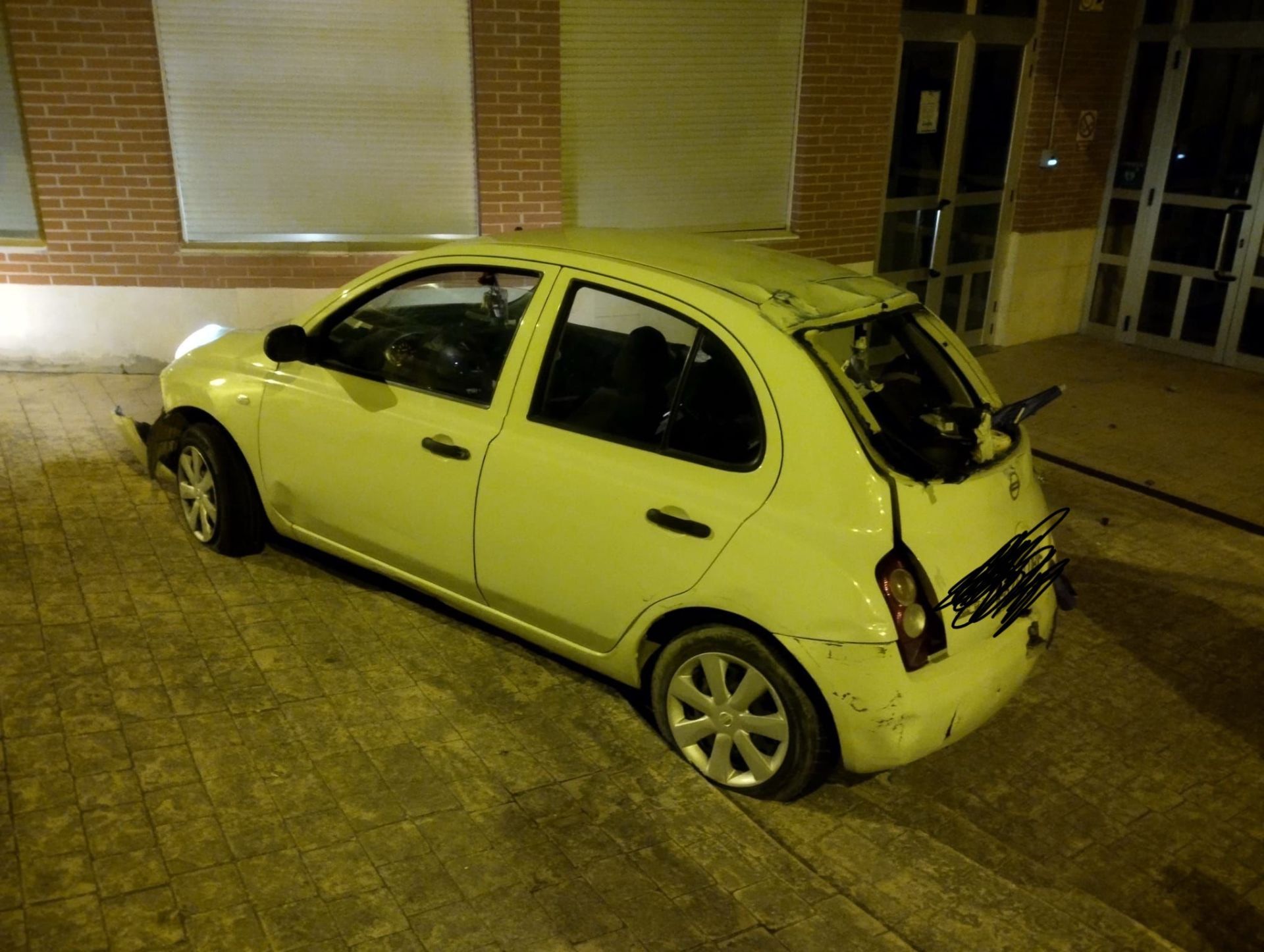 Conductor sin permiso arrestado tras estrellarse contra colegio en Lardero por circular bajo influencia de alcohol y drogas