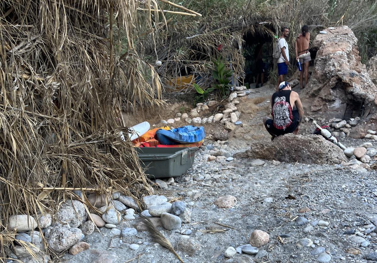Denuncian asentamientos ilegales en la cala del Barranco de Maro