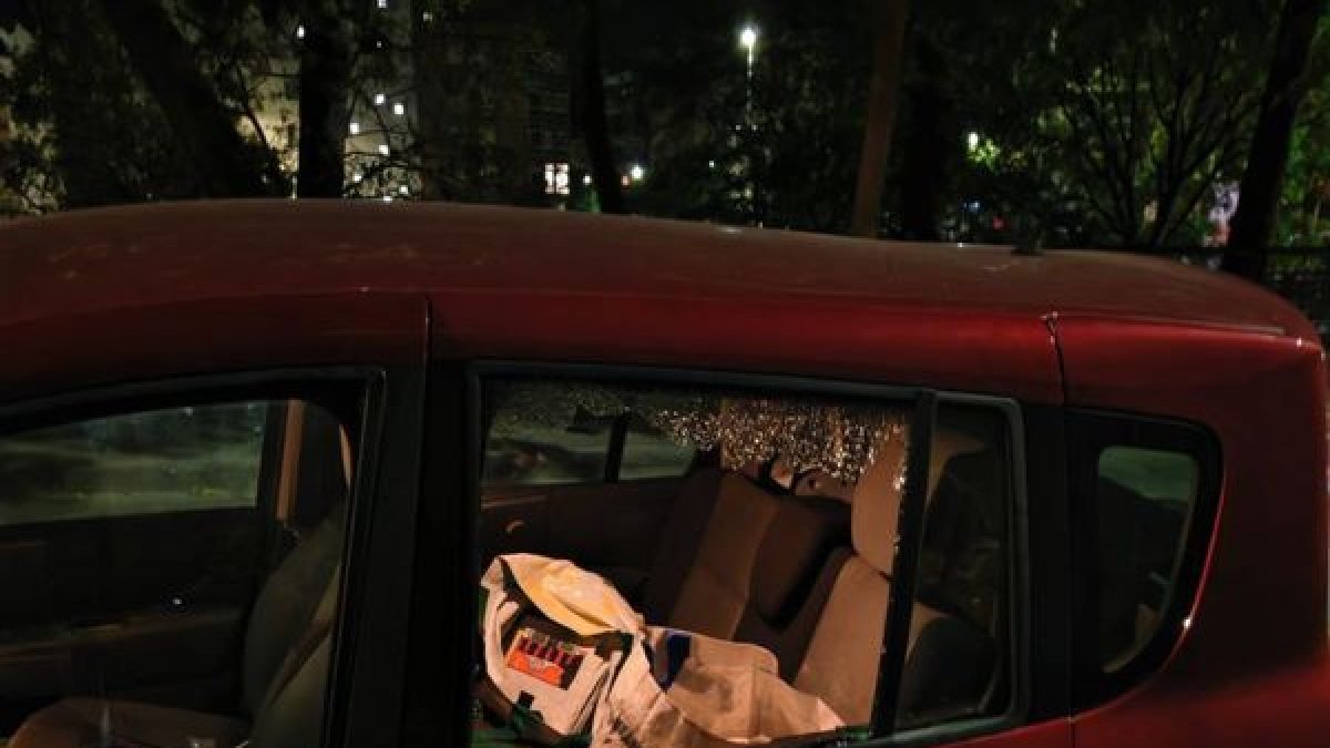 Revientan la ventanilla de un coche para robar