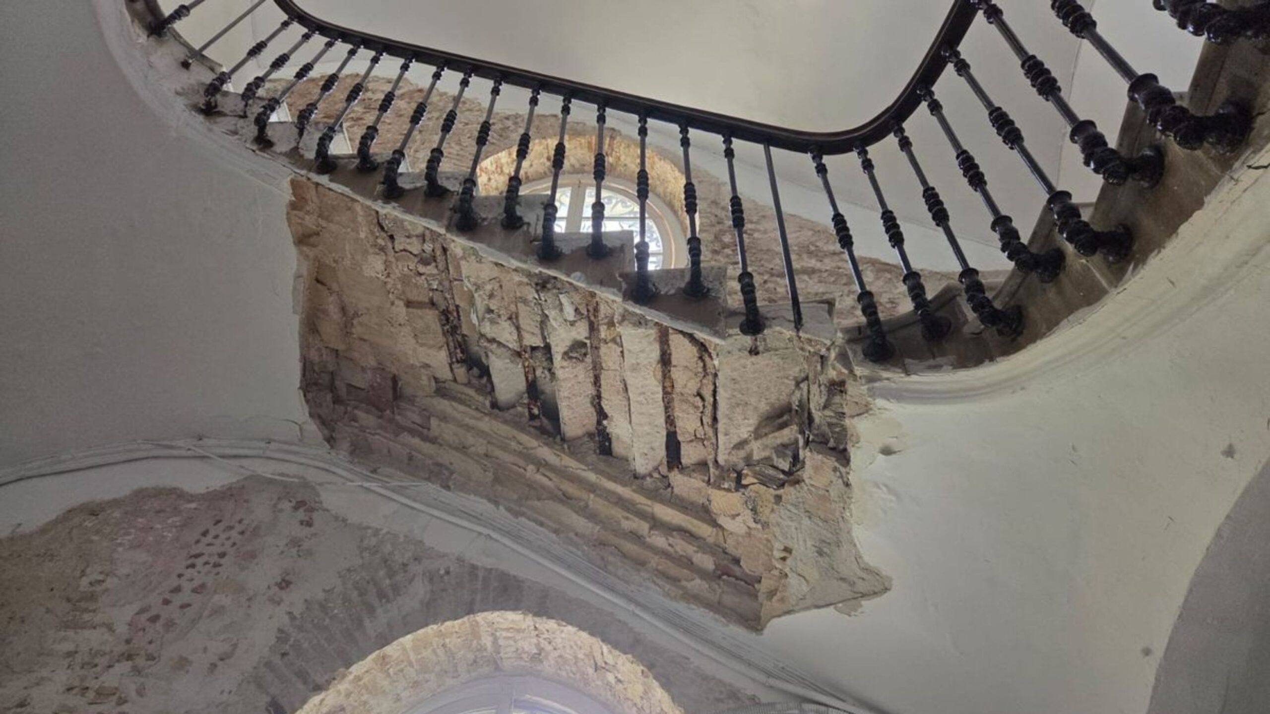 Desalojan edificio en Cartagena por riesgo de derrumbe en la escalera interior