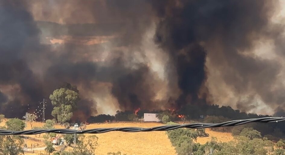 Despliegan 13 medios aéreos del Plan Infoca para combatir incendio en Calañas: activan fase de emergencia