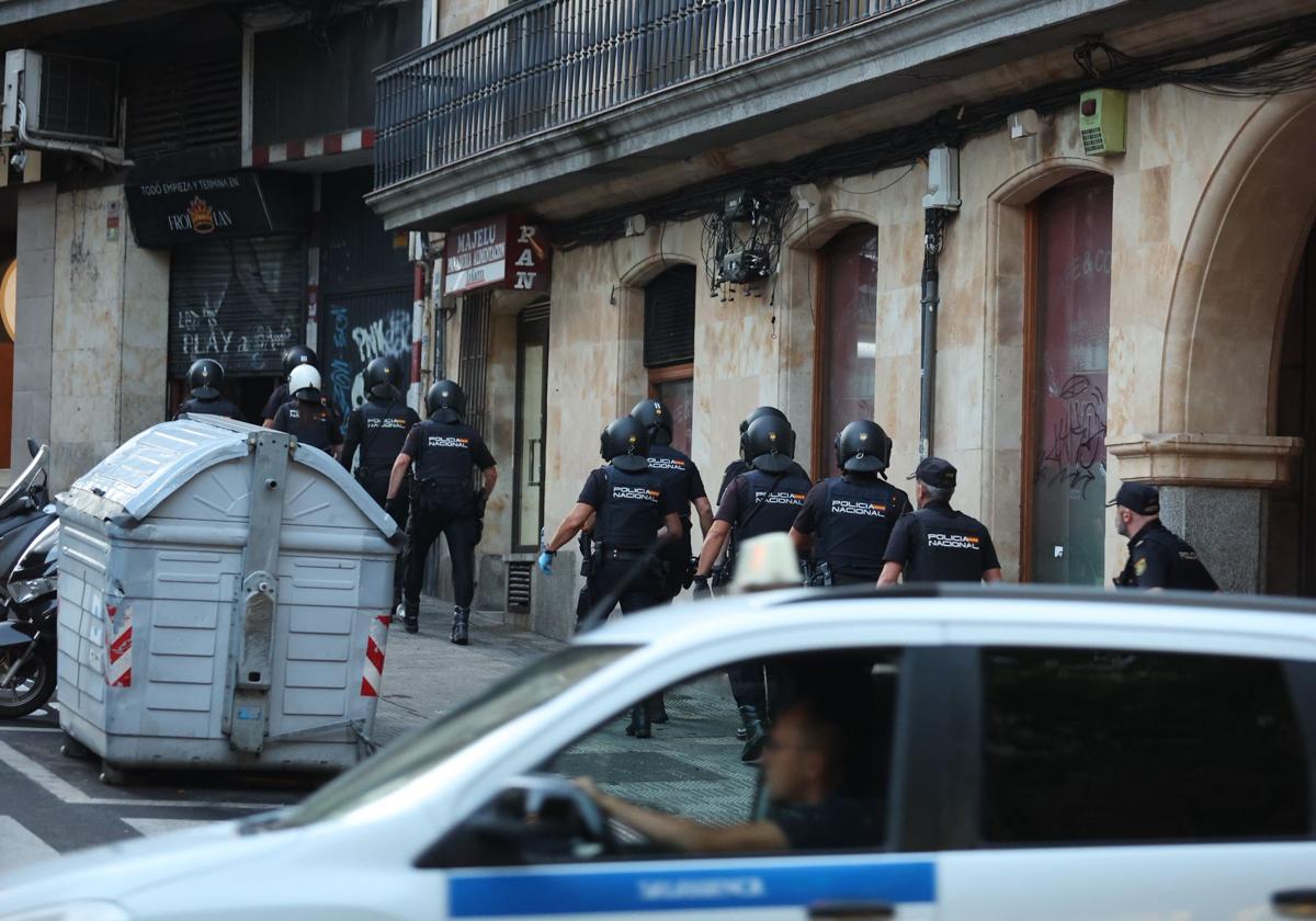 Espectacular despliegue policial en el after reincidente del centro de Salamanca