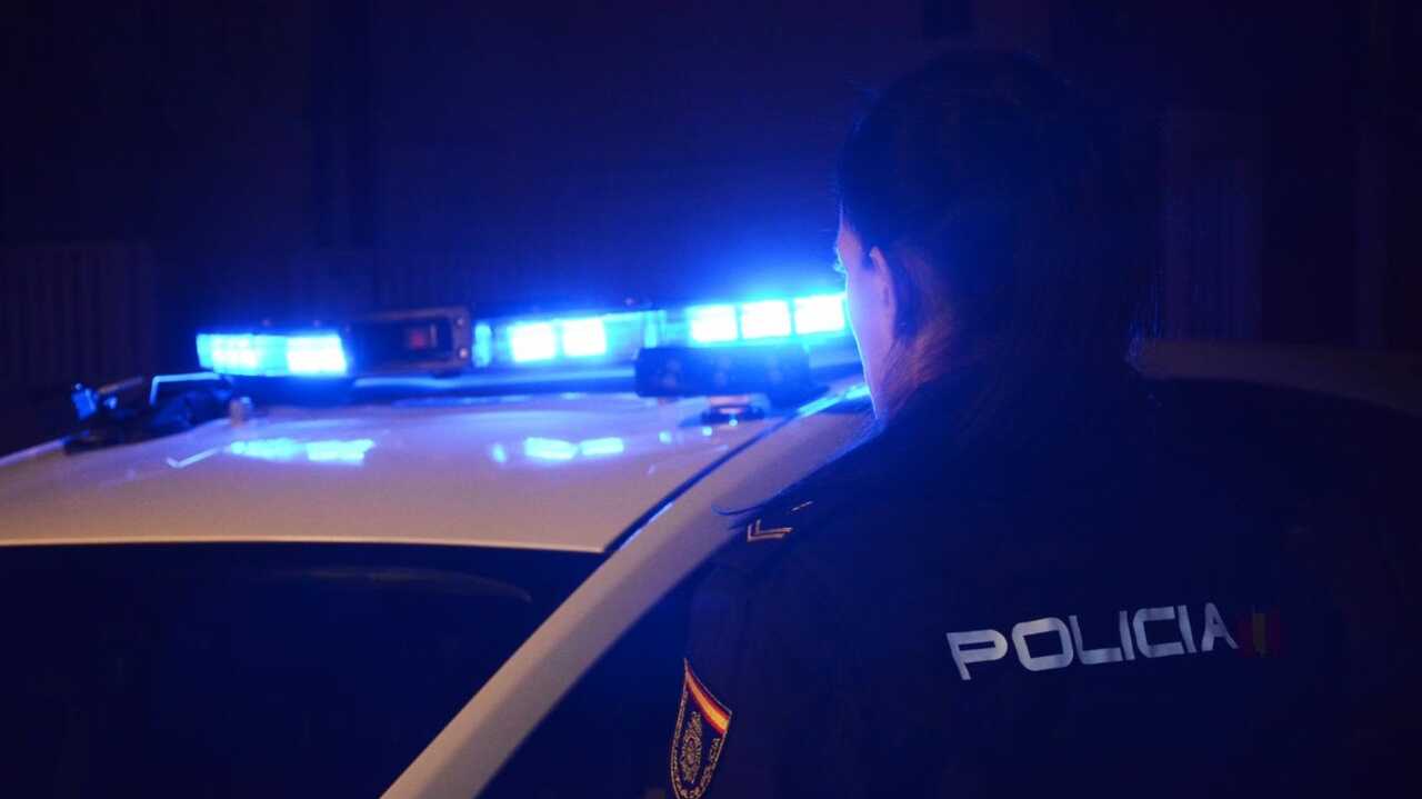La Policía Nacional sorprende a un hombre robando en el interior de un coche en Huelva
