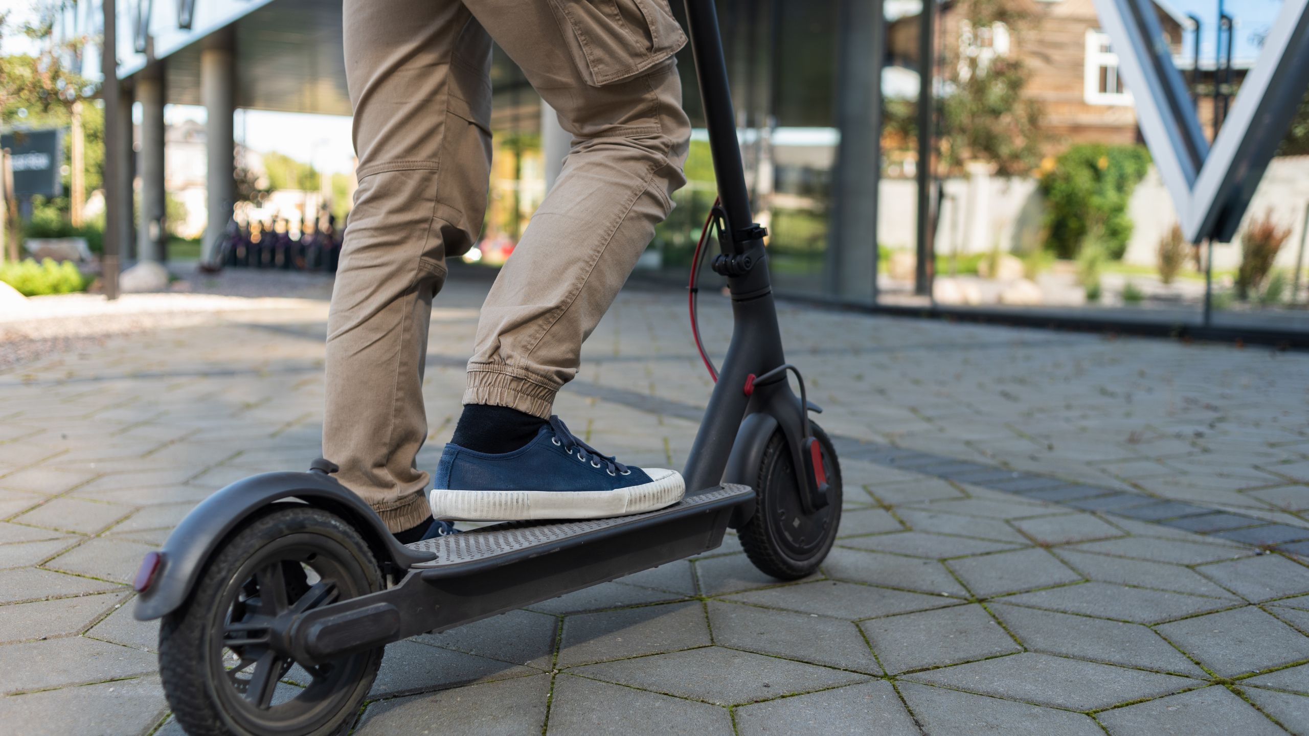 Detenido un joven en Totana por robar siete patinetes eléctricos en un supermercado