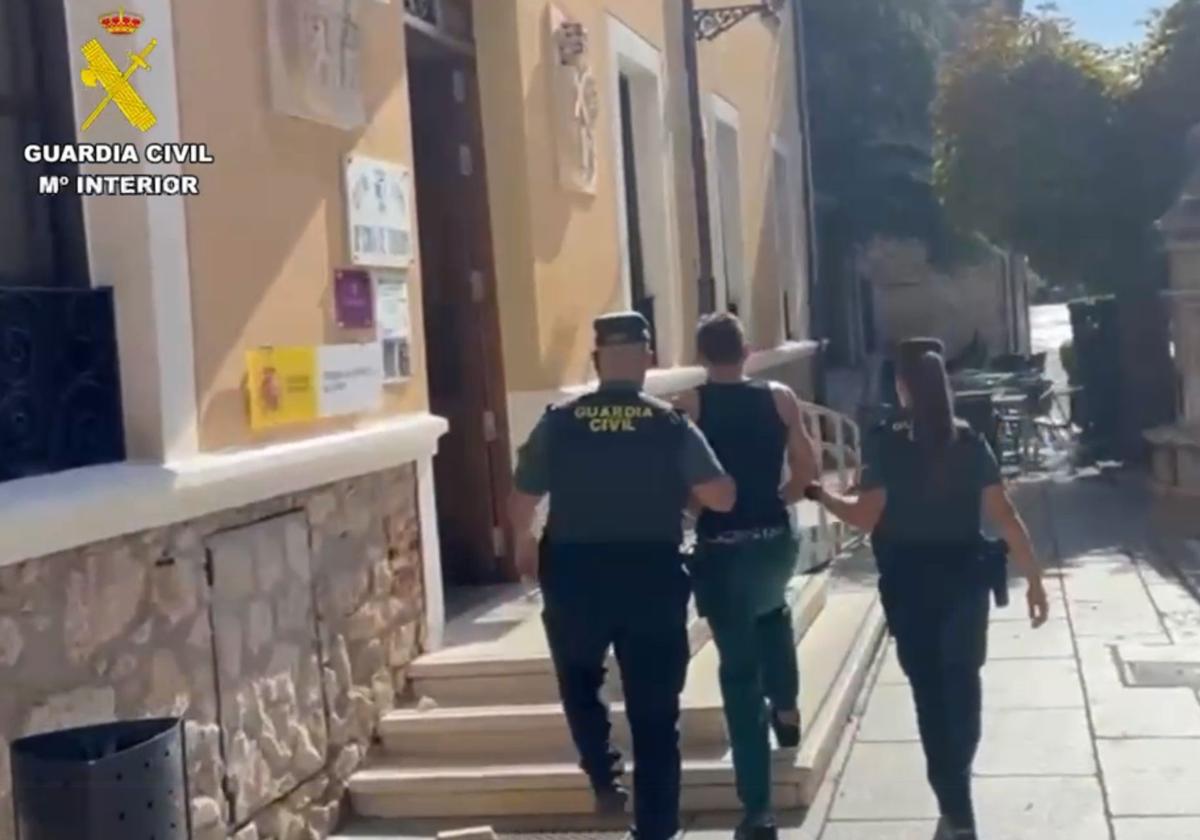 Reducen a un hombre que amenazaba de muerte a su madre con dos grandes cuchillos en Lerma