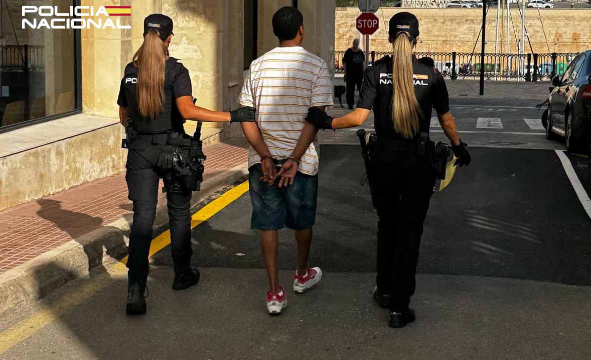 Dos detenidos, uno menor de edad, por apuñalar a un hombre en una pelea multitudinaria en Menorca
