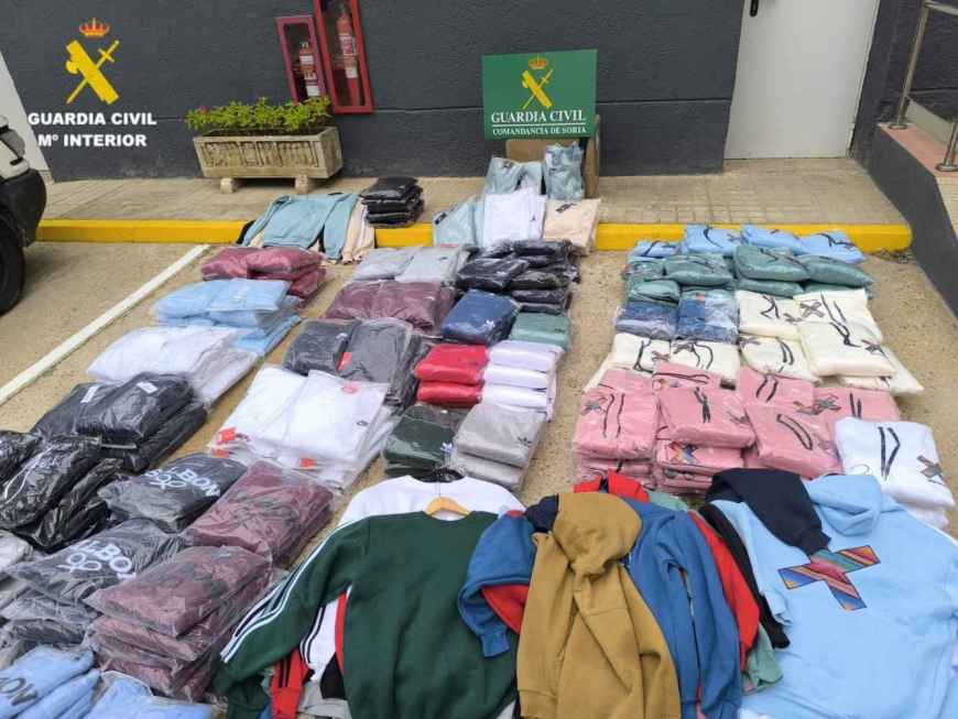 Tres detendios por portar 650 prendas de vestir falsificadas para venta ambulante