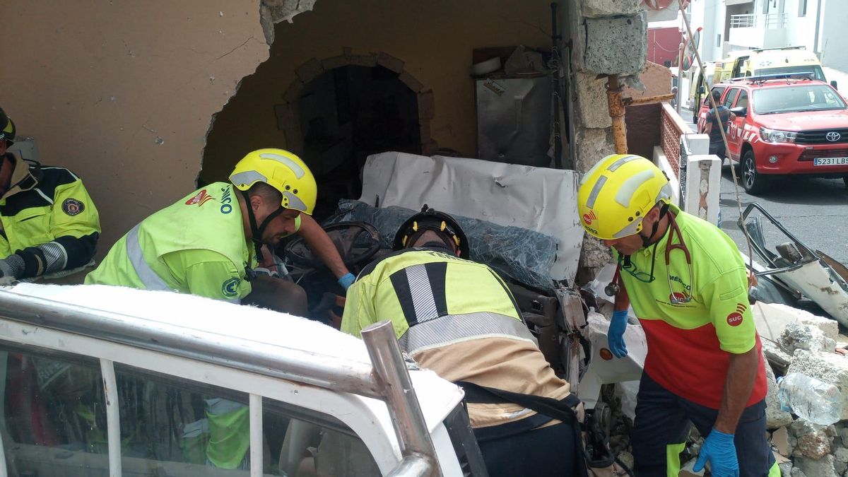 Dos heridos graves tras colisionar un vehículo contra una vivienda en Candelaria, Tenerife