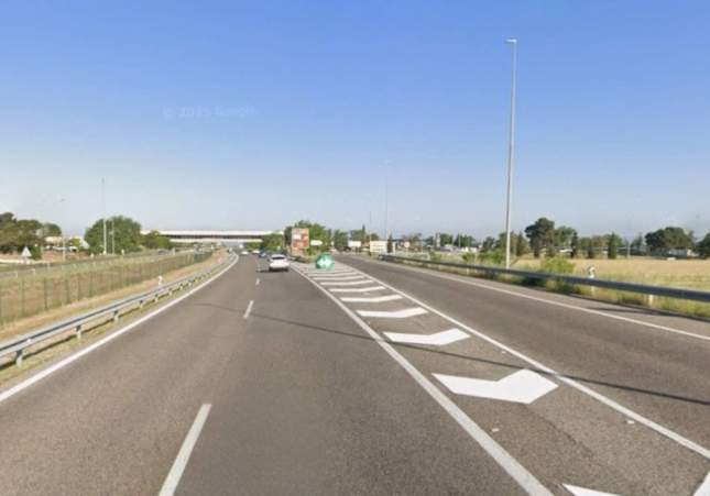 Dos individuos armados con una pistola de balines amenazan a un camionero en la AP-2 de Lleida