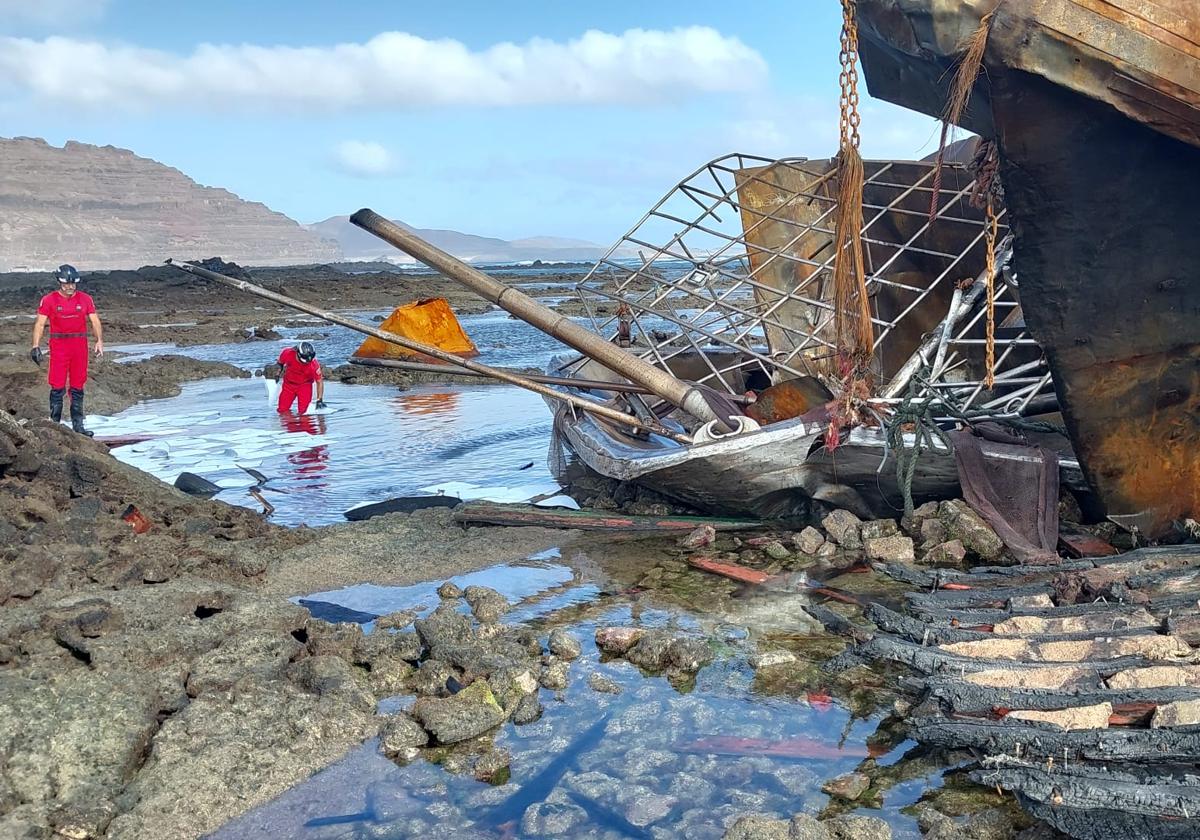 El atunero encallado en Lanzarote provoca el cierre de varias playas