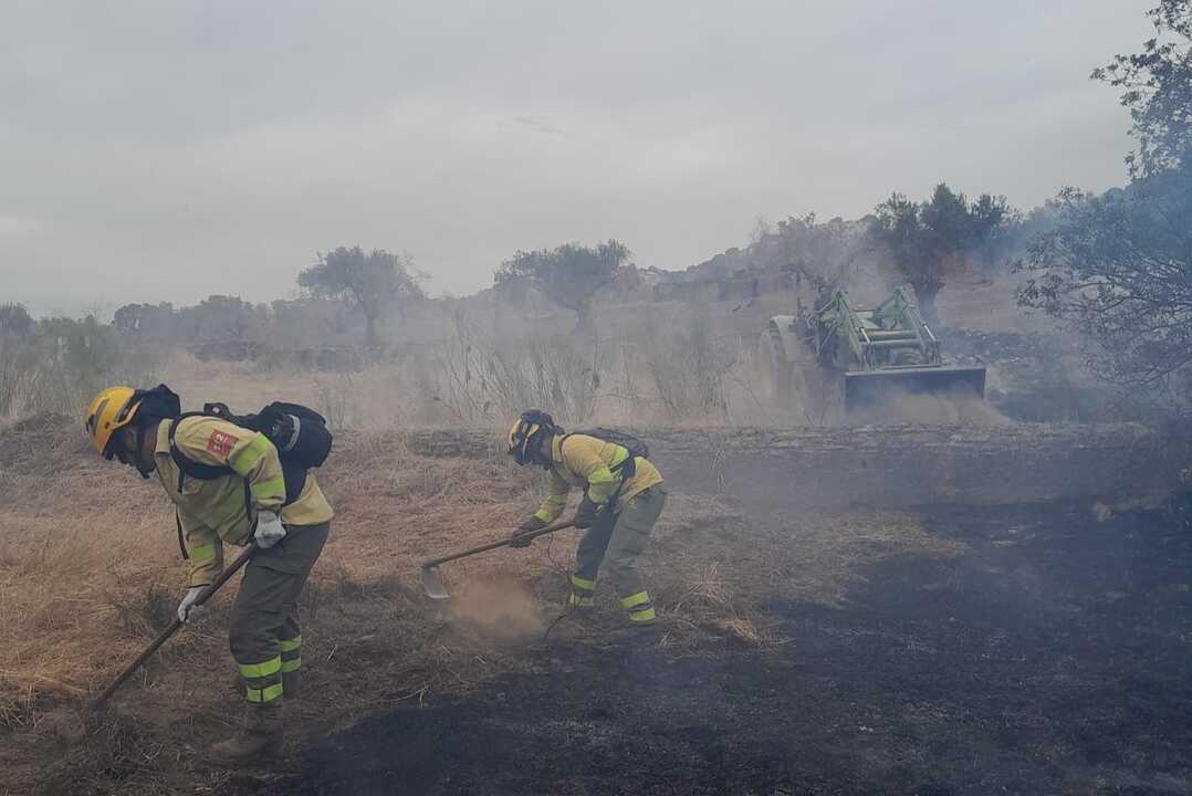 Combaten por tierra y aire un incendio en Encinasola