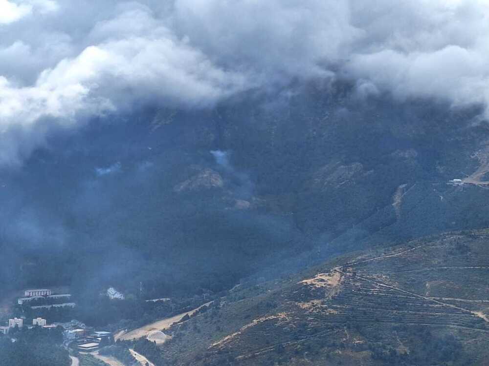 "Contenido" el fuego en La Pinilla, pero aún se apagan conatos