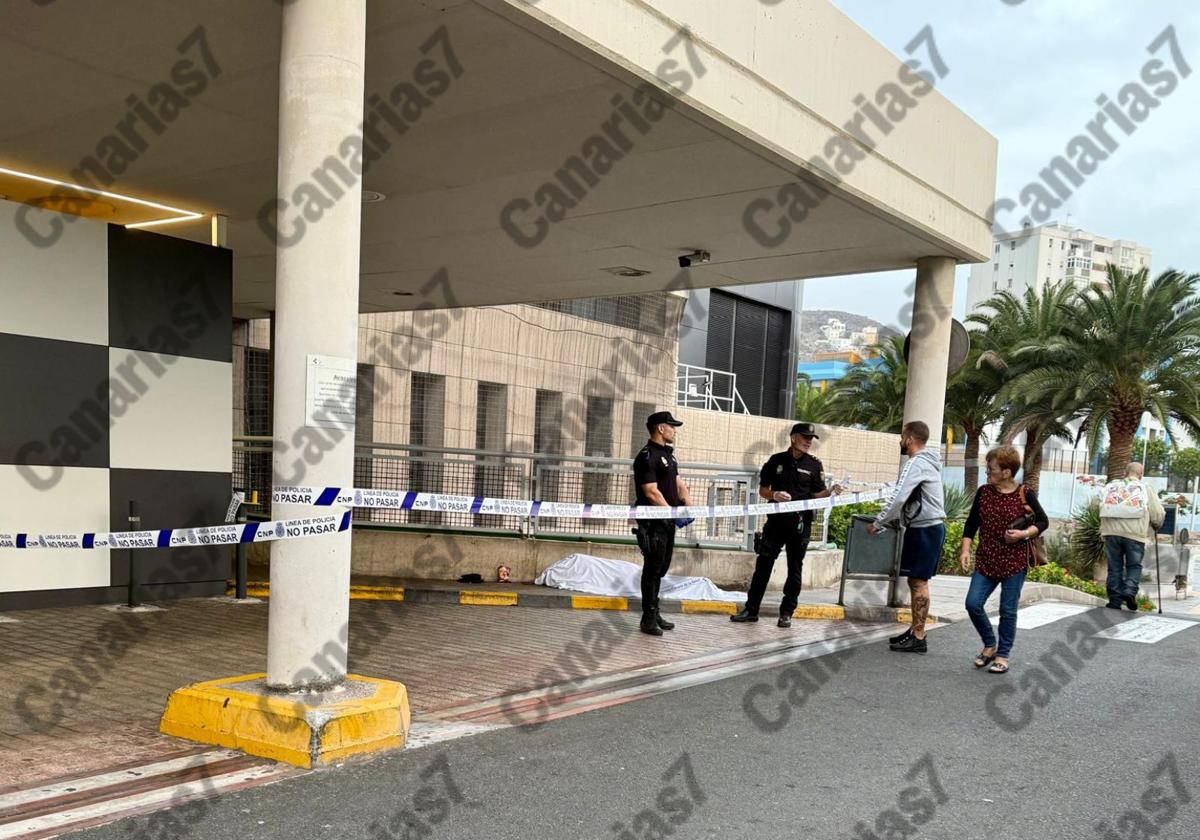 Aparece un hombre muerto en las puertas del Hospital Insular de Gran Canaria