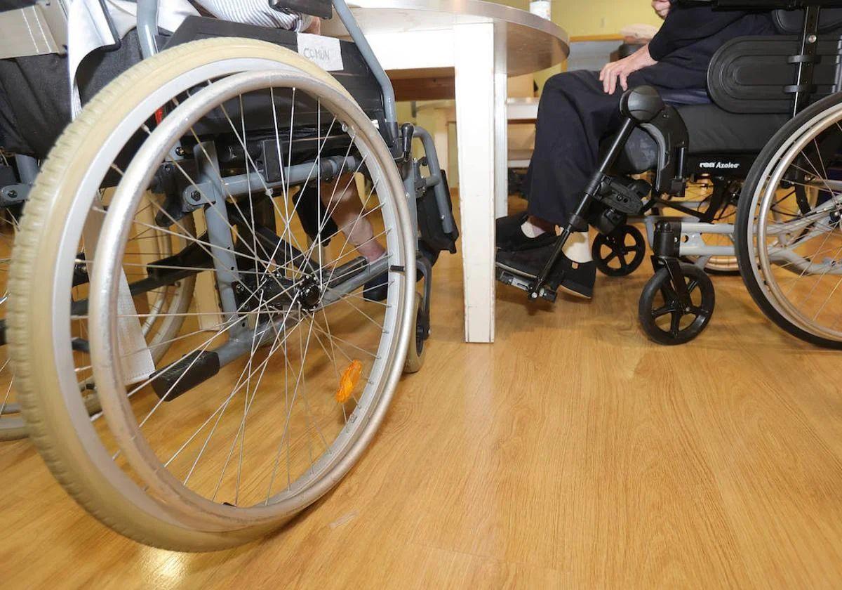 La sobrina de una anciana y el director de una residencia se enfrentan a 18 años de cárcel por internarla para quedarse con su dinero