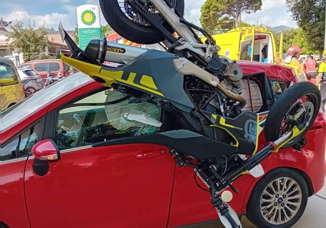Grave accidente en Santa Eulàlia de Ronçana: Joven de 18 años herido tras chocar moto contra coche
