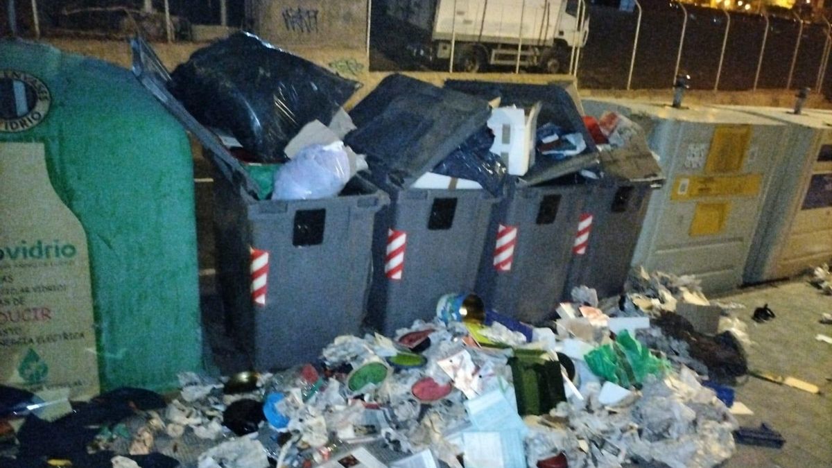 Hombre ingresa en hospital tras golpear contenedores de basura en Santa Cruz de Tenerife