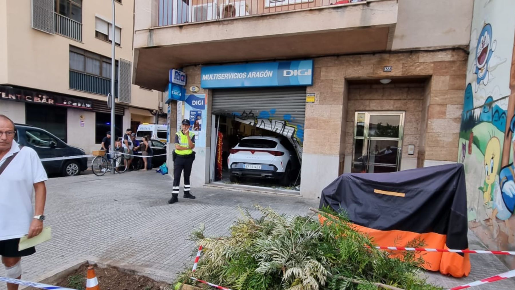 Impactante accidente en la calle Aragón de Palma: conductor drogado se estrella contra taller mecánico