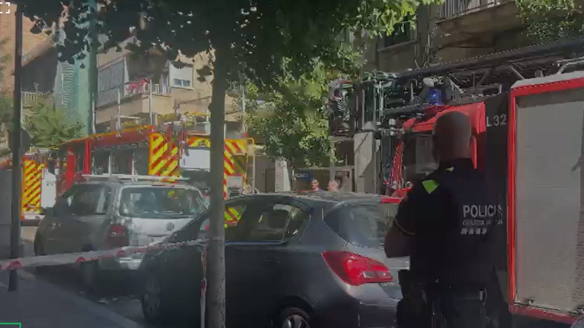 Incendio controlado en la calle General Brito de Lleida tras incidente con fuego en papeles