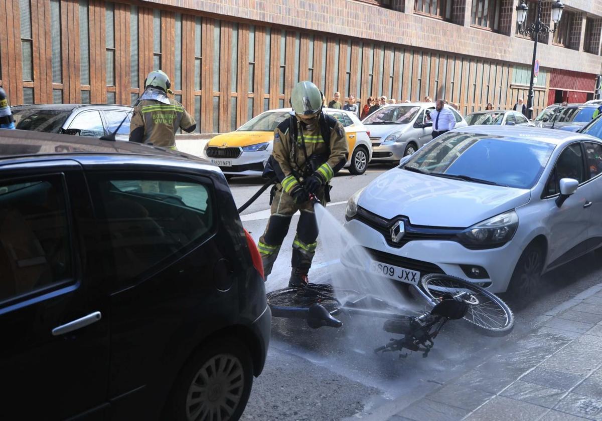 Incendio de bicicleta eléctrica en el centro de Oviedo: repartidor resulta herido tras explosiones