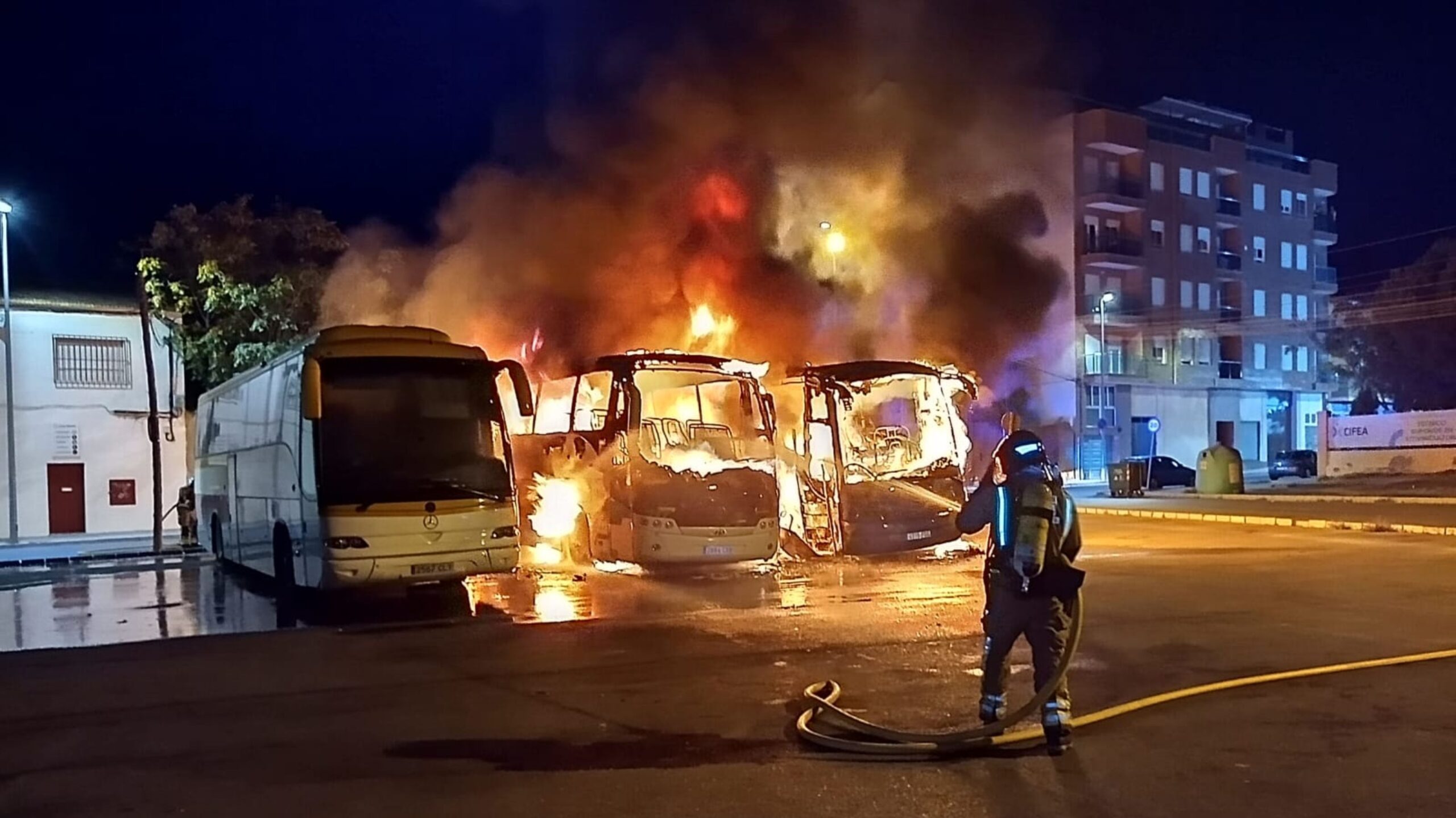 Arden tres autobuses urbanos de madrugada en Jumilla