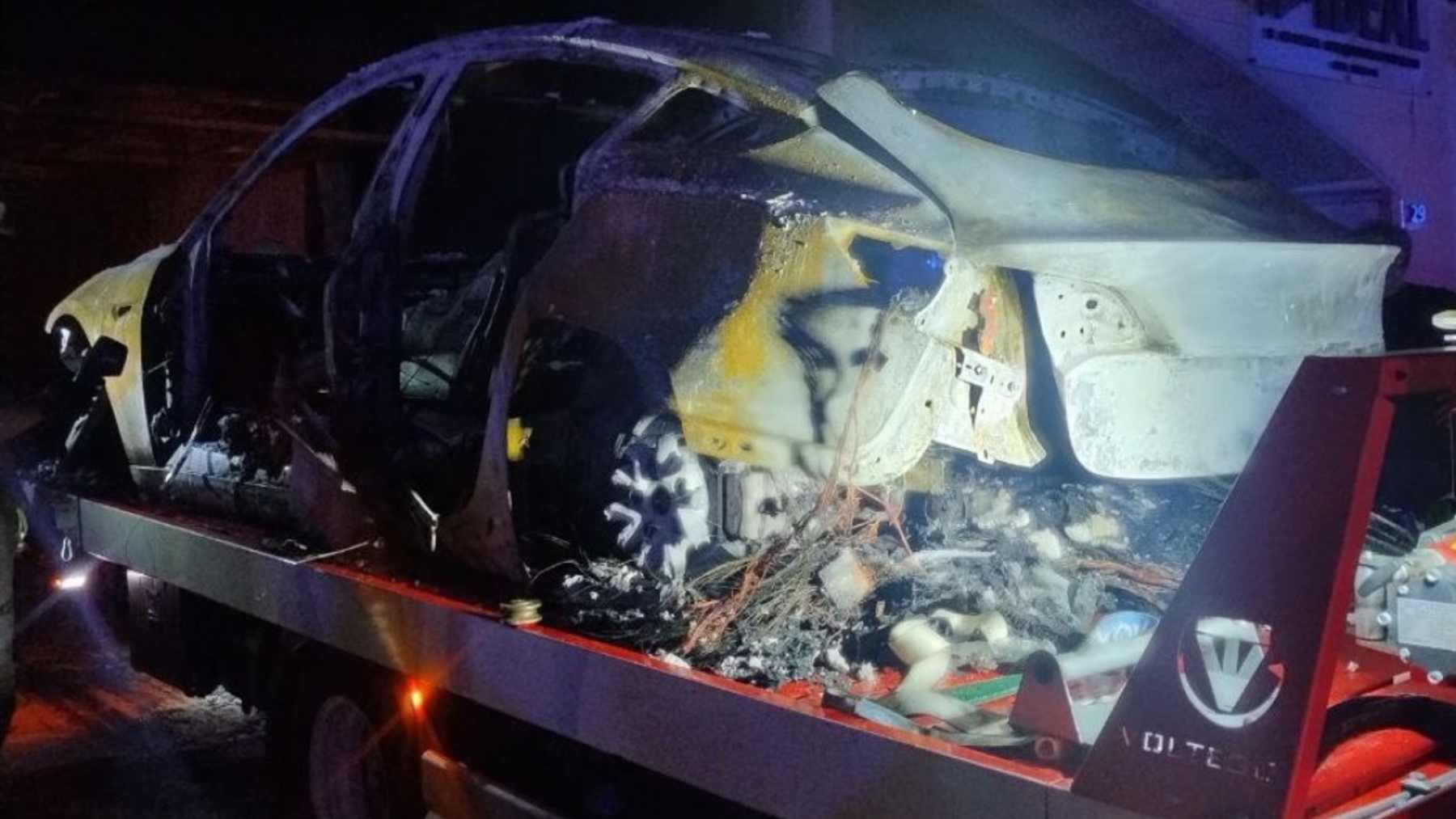Un coche eléctrico se prende fuego en un garaje del Port de Pollença