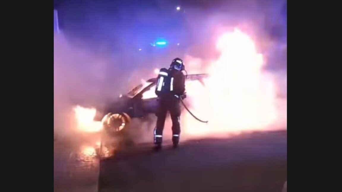 Vídeo: El incendio de vehículo causa daños en la fachada de una vivienda en Niebla