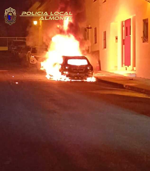 Incendio vehículo en Almonte. Fuente: Facebook Policía Local Almonte