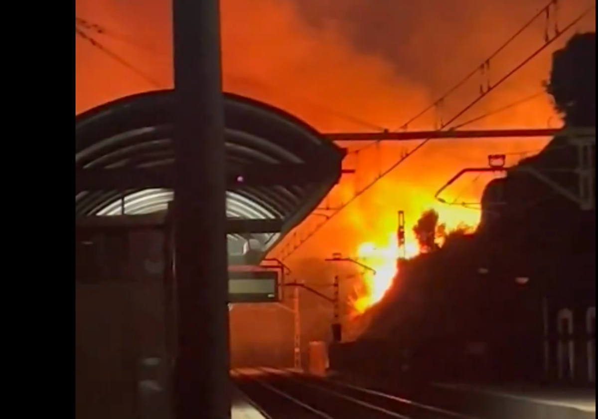 Un incendio en Benalmádena obliga a desalojar viviendas y a cortar el Cercanías