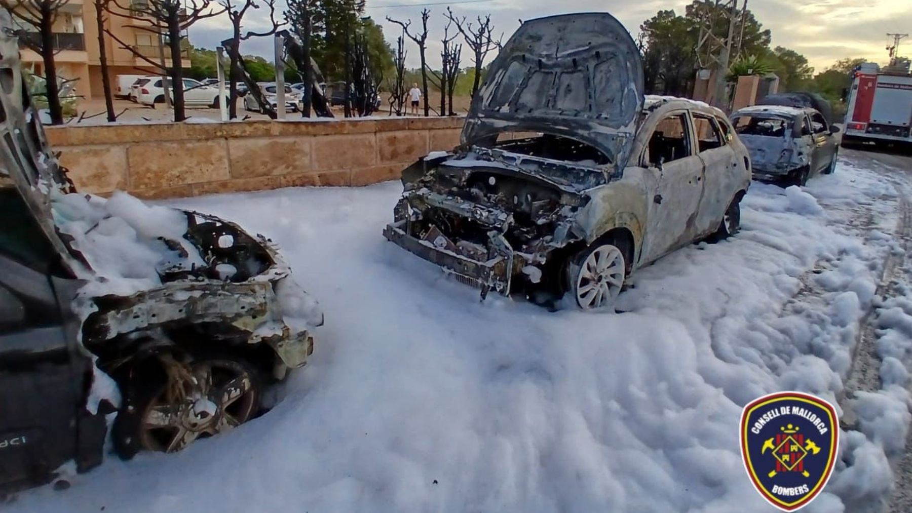 Incendio en Las Palmeras: cuatro coches y tres motos afectados en Mallorca