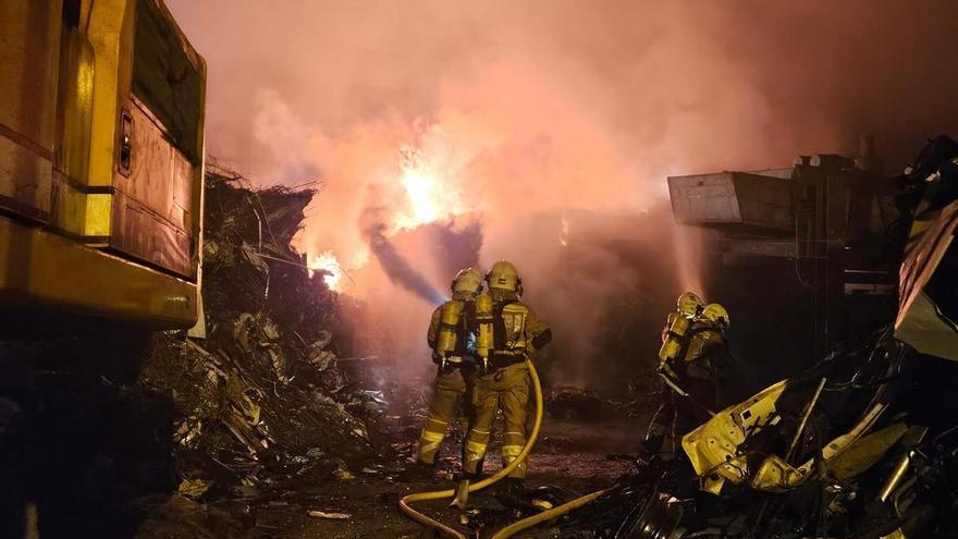 Incendio en Irun: una chatarrería de Ventas resulta calcinada por las llamas
